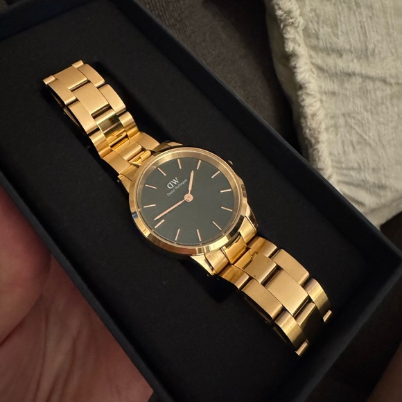 Daniel Wellington Rose Gold Watch - Picture 3 of 4